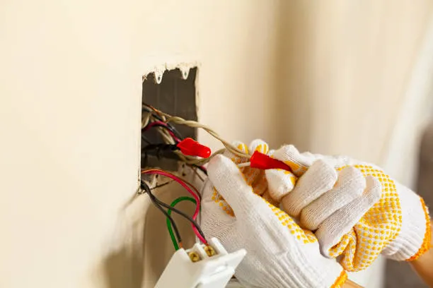 Técnico eléctrico certificado trabajando